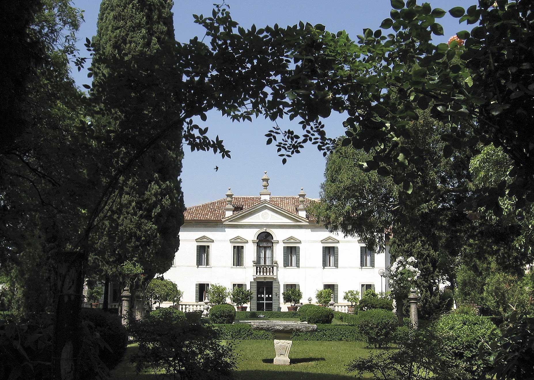 Paese (Tv), Complesso di villa "La Quiete".